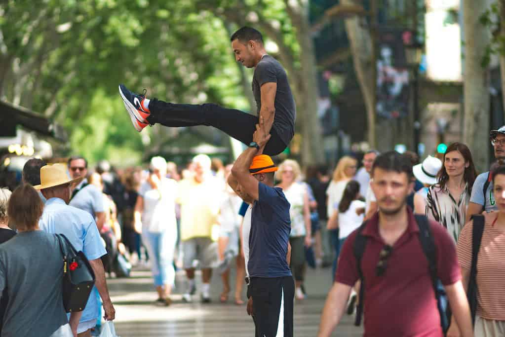 street artists in la rambla barcelona
